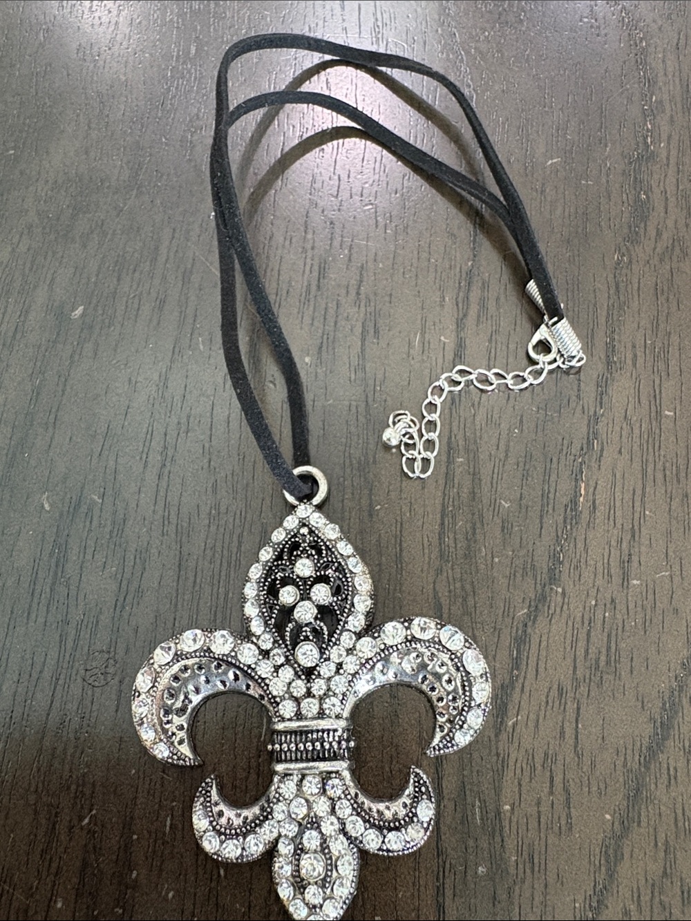 Rhinestone Fleur-de-Lis Pendant Necklace - Black